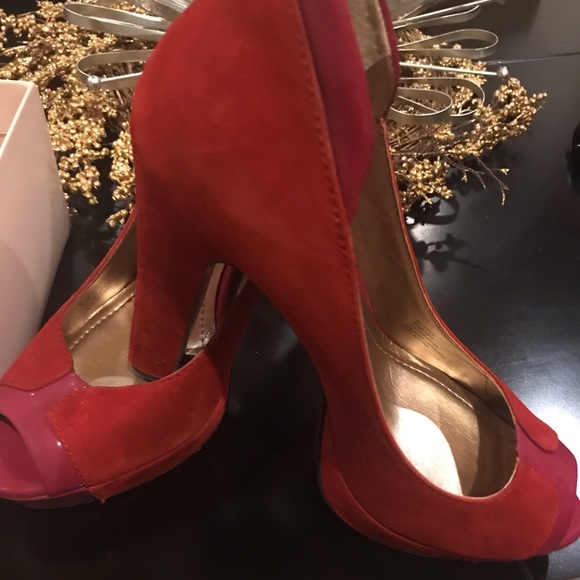 BCBG 4-5 inch heels - Picture 1 of 3